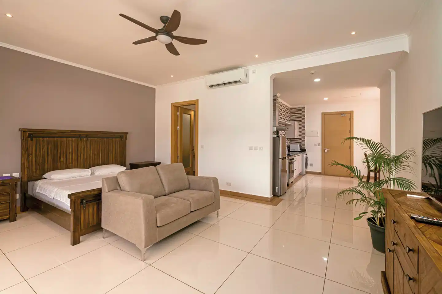 Royale Suites Luxury Apartments Lobby