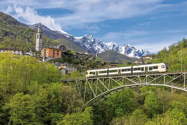 Große Bahnrundreise zwischen Alpen und Dolce Vita Landschaft