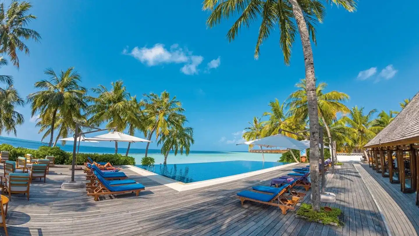 Vilamendhoo Island Resort & Spa Pool