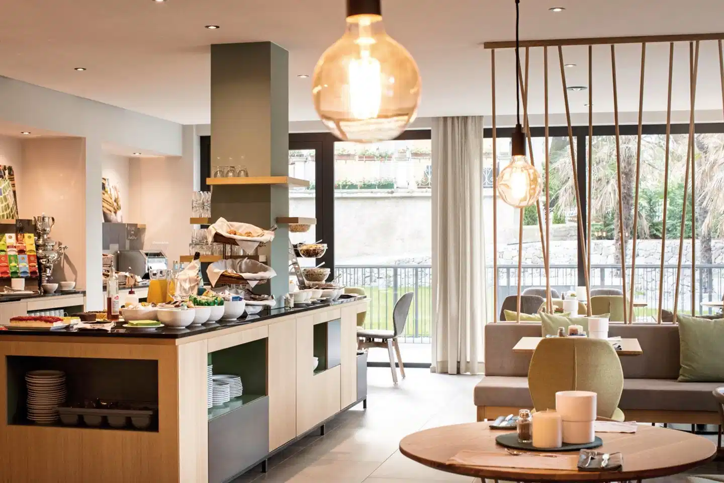 Flora Hotel & Suites Restaurant