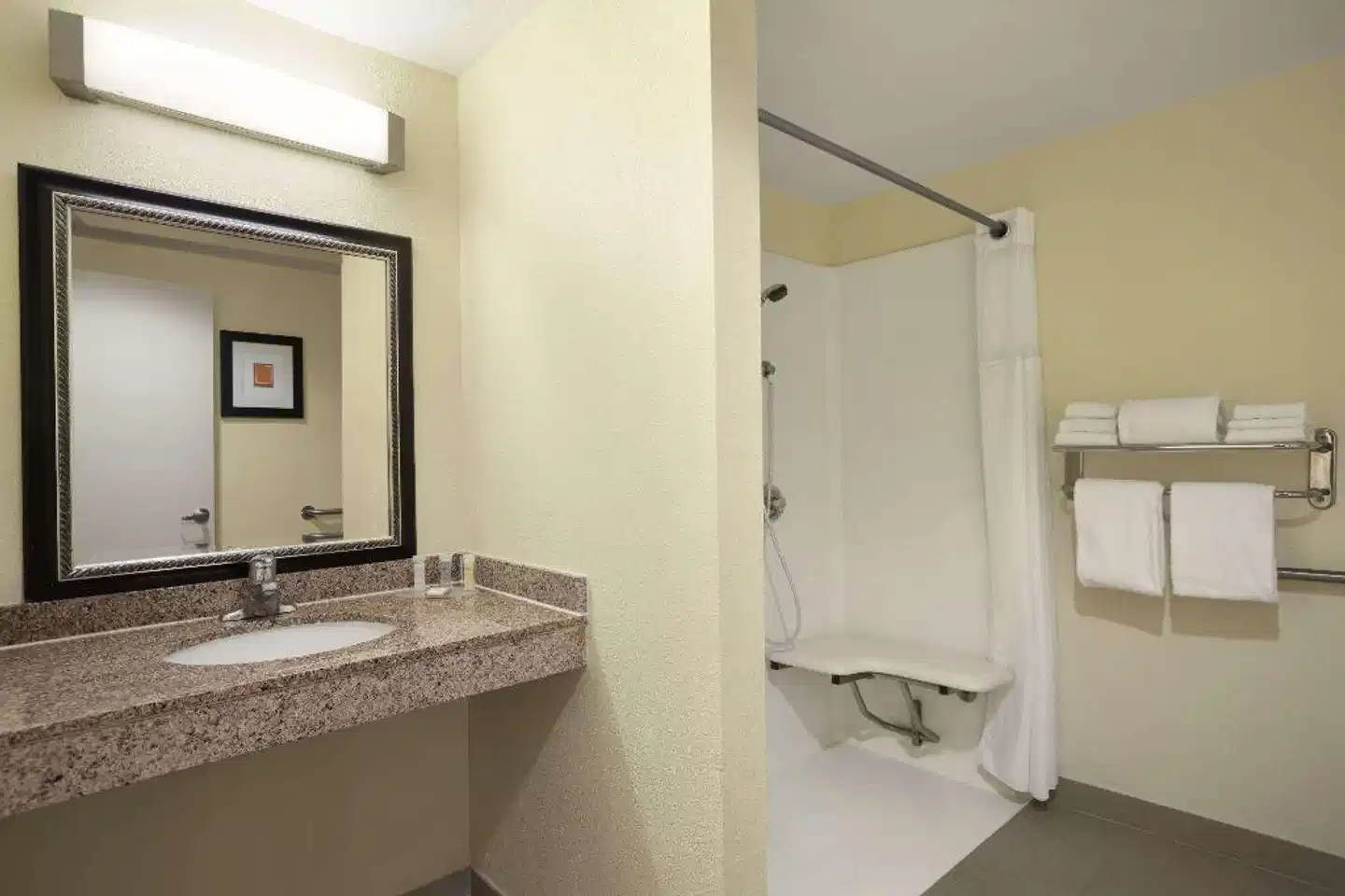 Howard Johnson by Wyndham San Diego Sea World Badezimmer