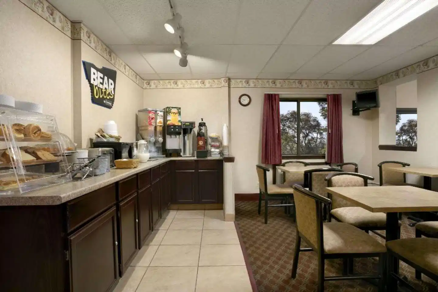 Travelodge by Wyndham Cleveland Lakewood Lobby