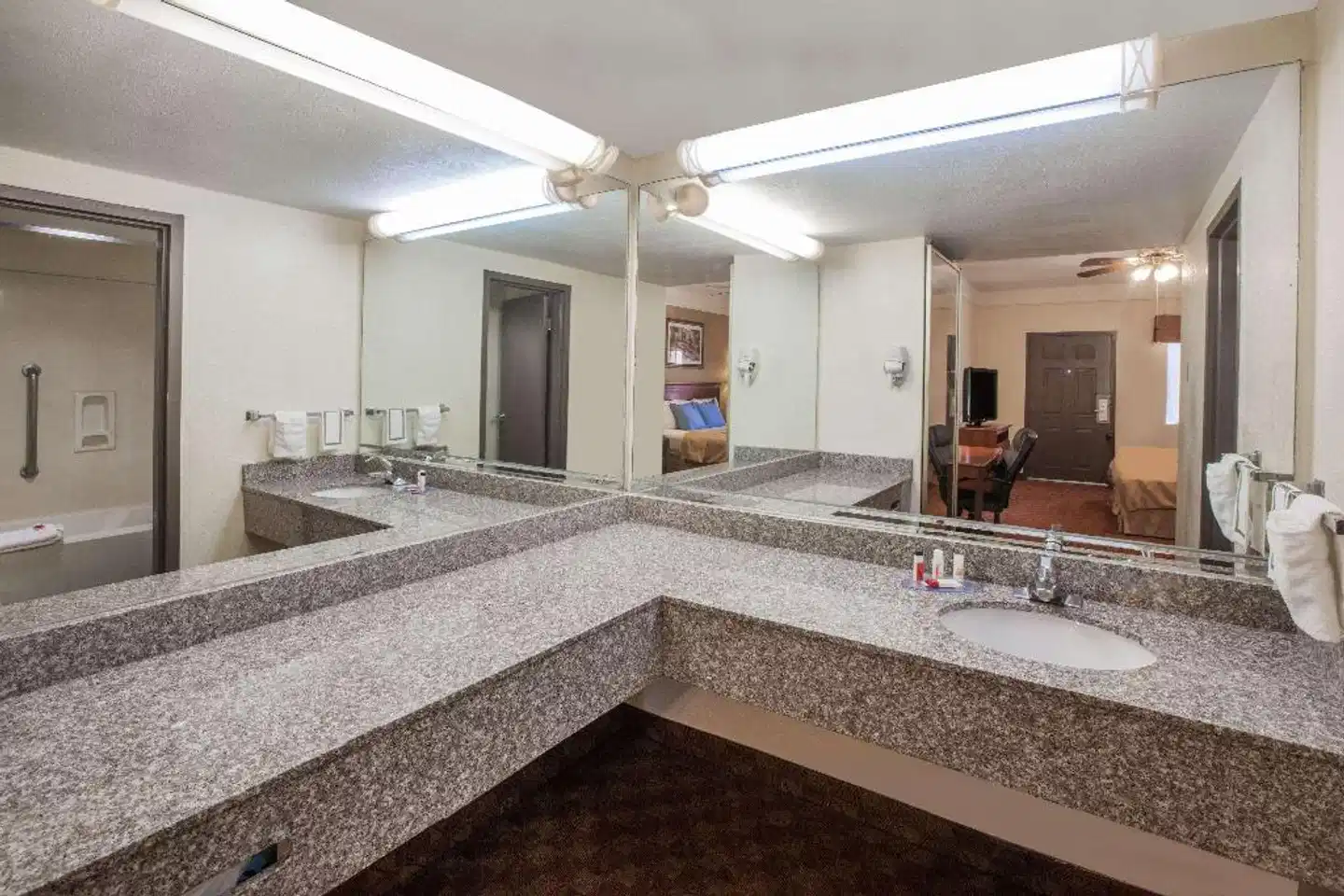 Days Inn & Suites by Wyndham Webster NASA-ClearLake-Houston Badezimmer