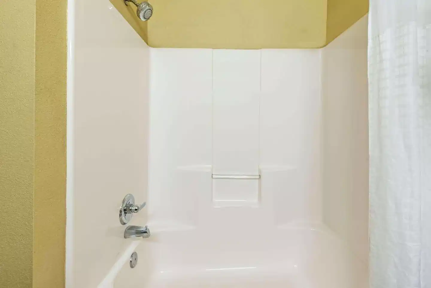 Days Inn by Wyndham Rockdale Texas Badezimmer