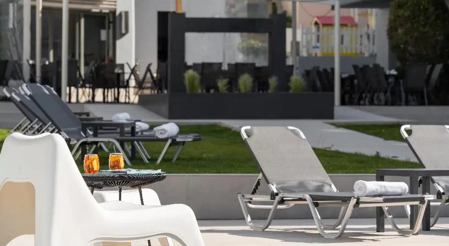 Sunrise Village Hotel Terrasse