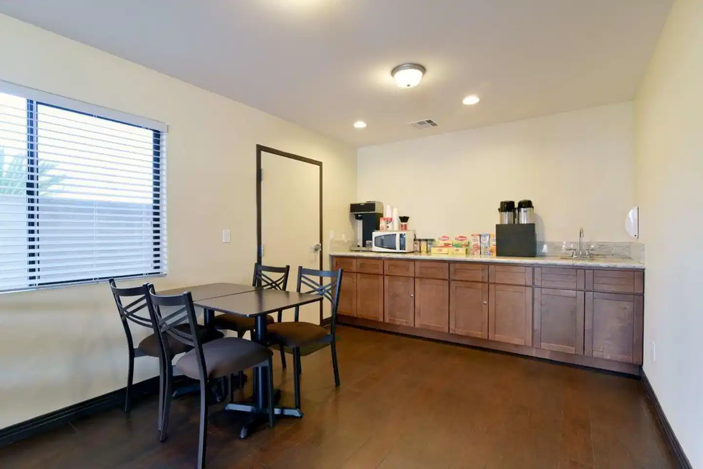 Red Roof Inn Bakersfield Bar