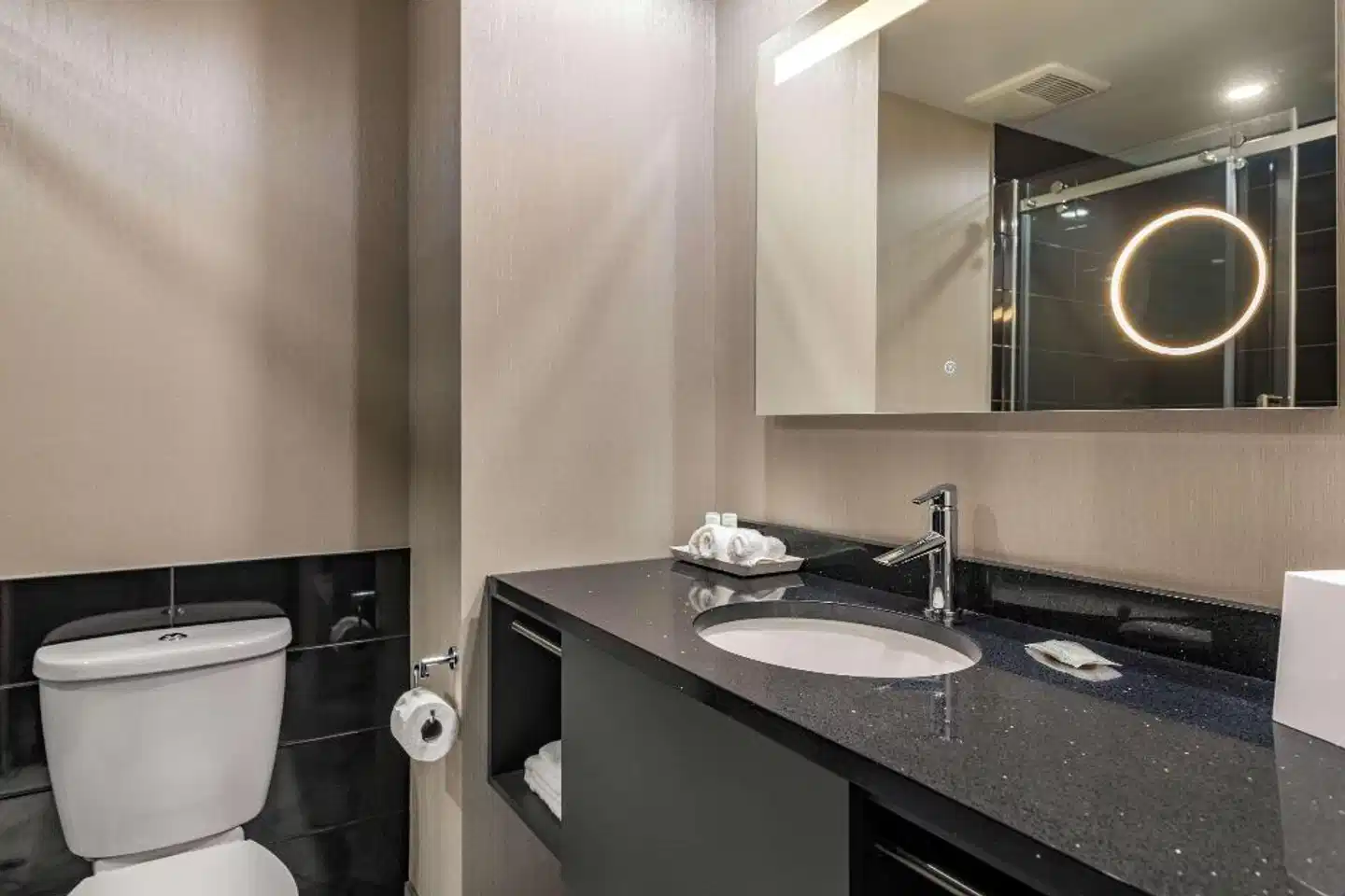 Quality Inn & Suites Badezimmer