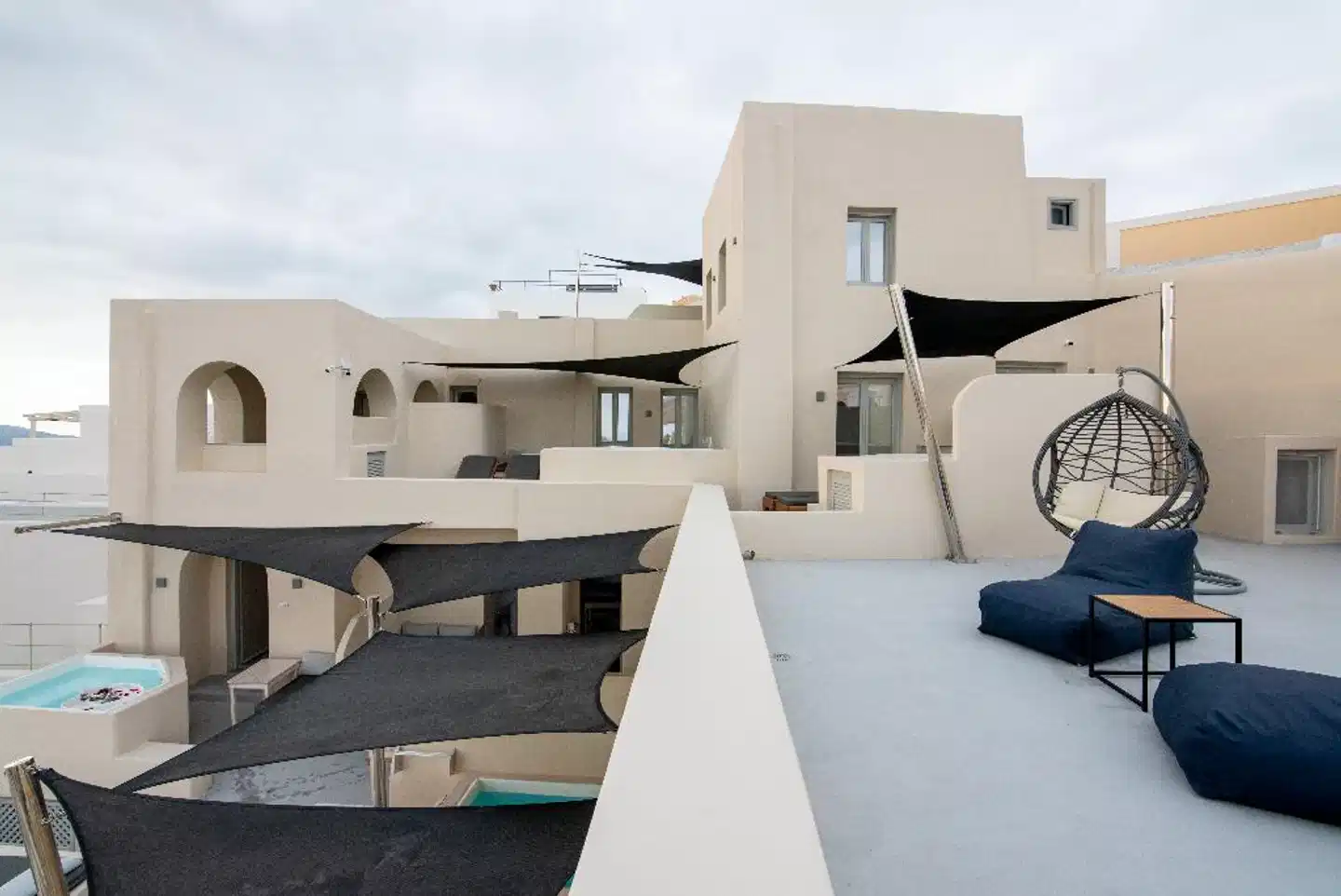 Caldera Cliff Illusion Suites Terrasse