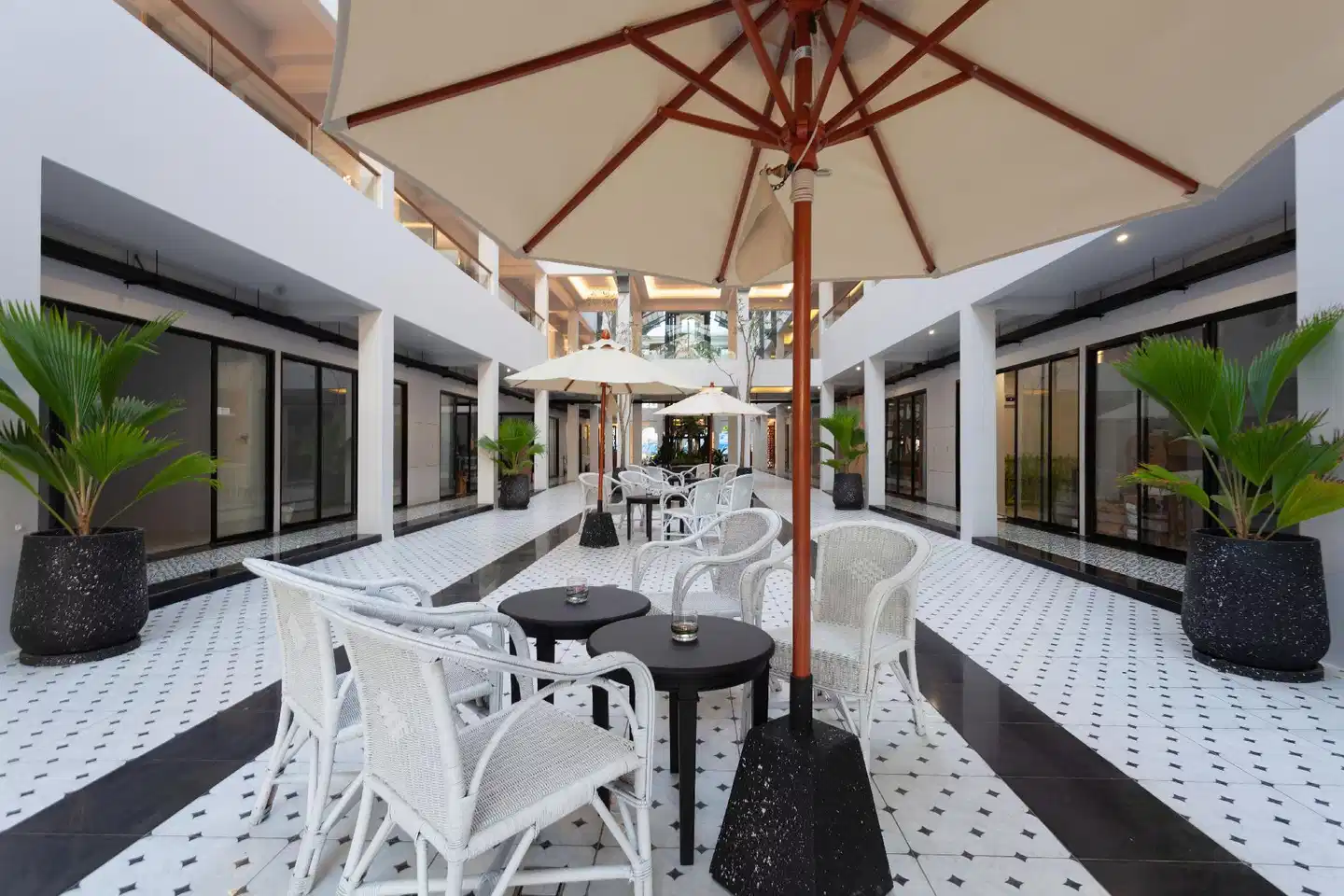 Anona Beachfront Phuket Resort Terrasse