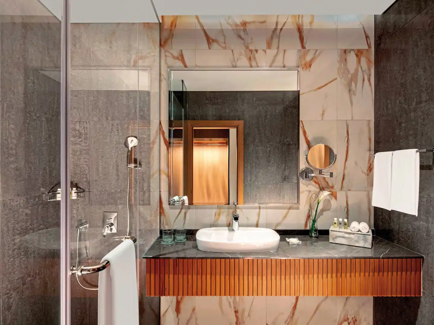 The First Collection Business Bay Badezimmer