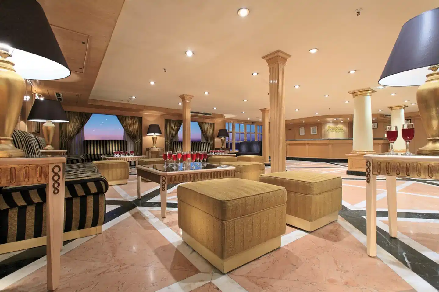 Klassische Nilkreuzfahrt mit Iberotel Crown Emperor Lobby