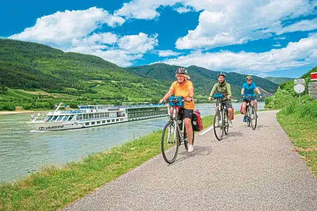 MS Vivienne - Donauwalzer Sport und Entertainment