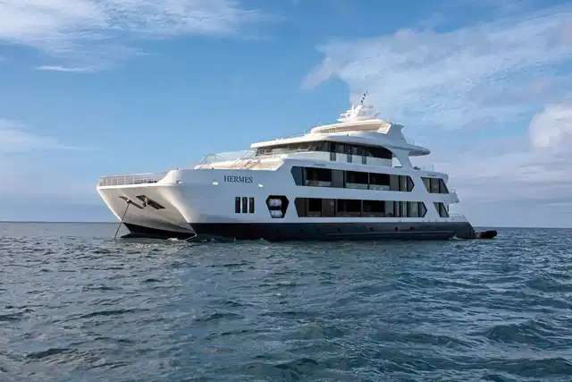 Luxus Galapagos Kreuzfahrt mit Hermes Mega Catamaran Aussenansicht
