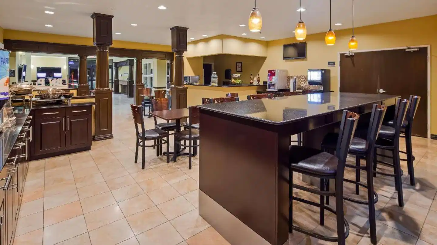 Best Western Plus DFW Airport Suites Bar