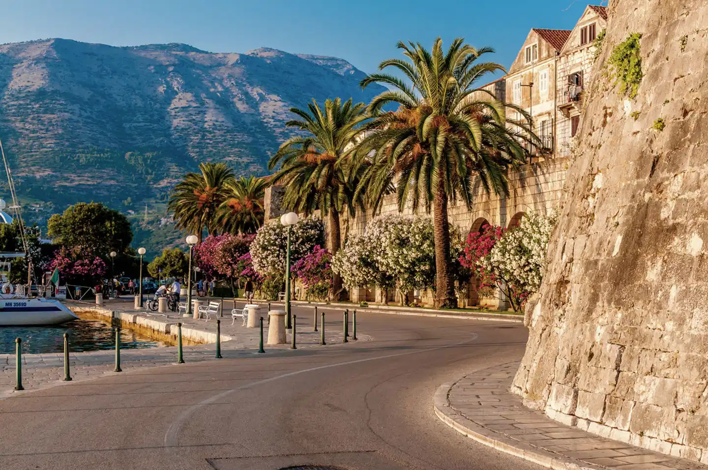 Blaue Reise Motorsegler Aussenansicht