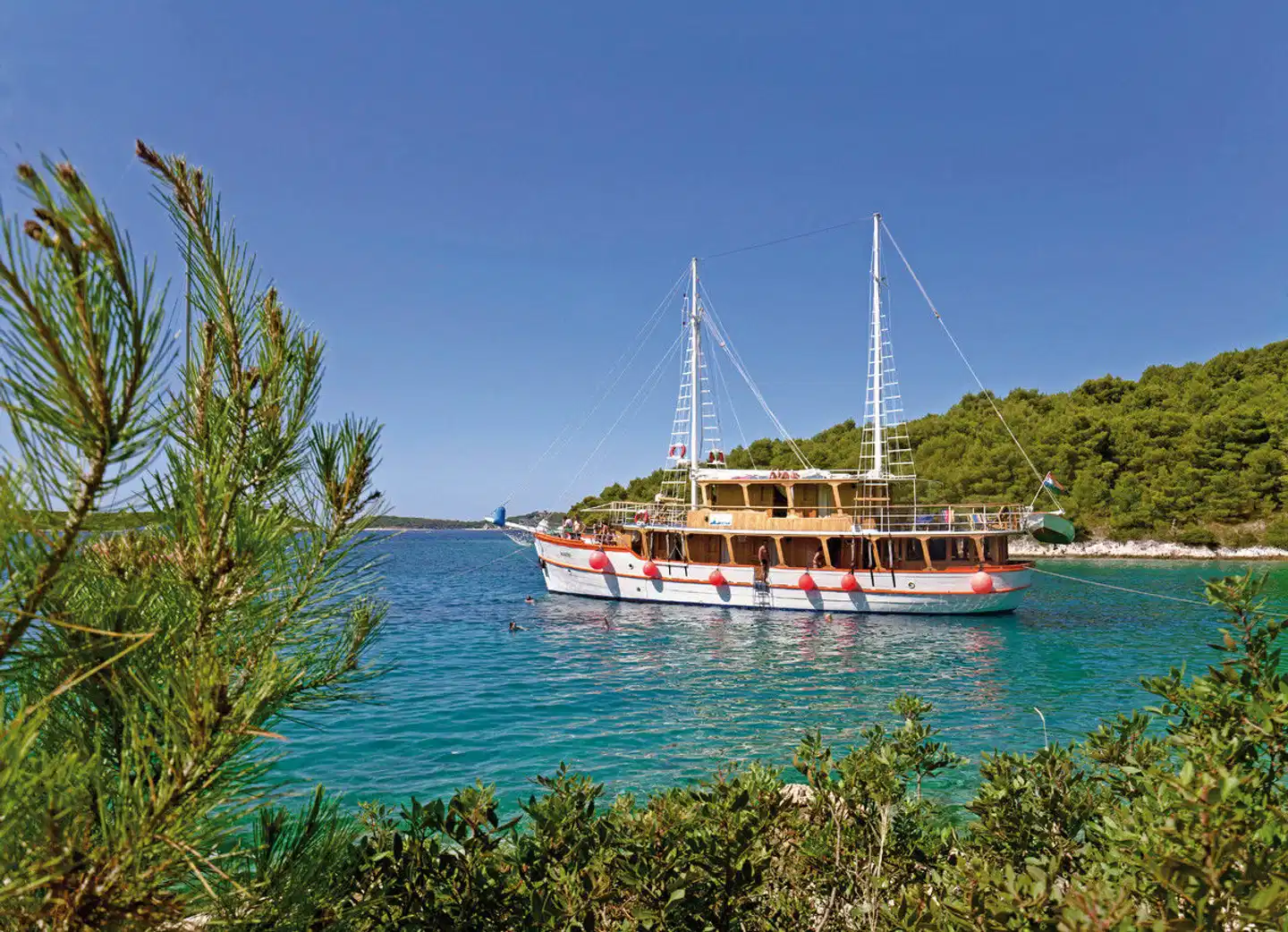 Blaue Reise Motorsegler Aussenansicht