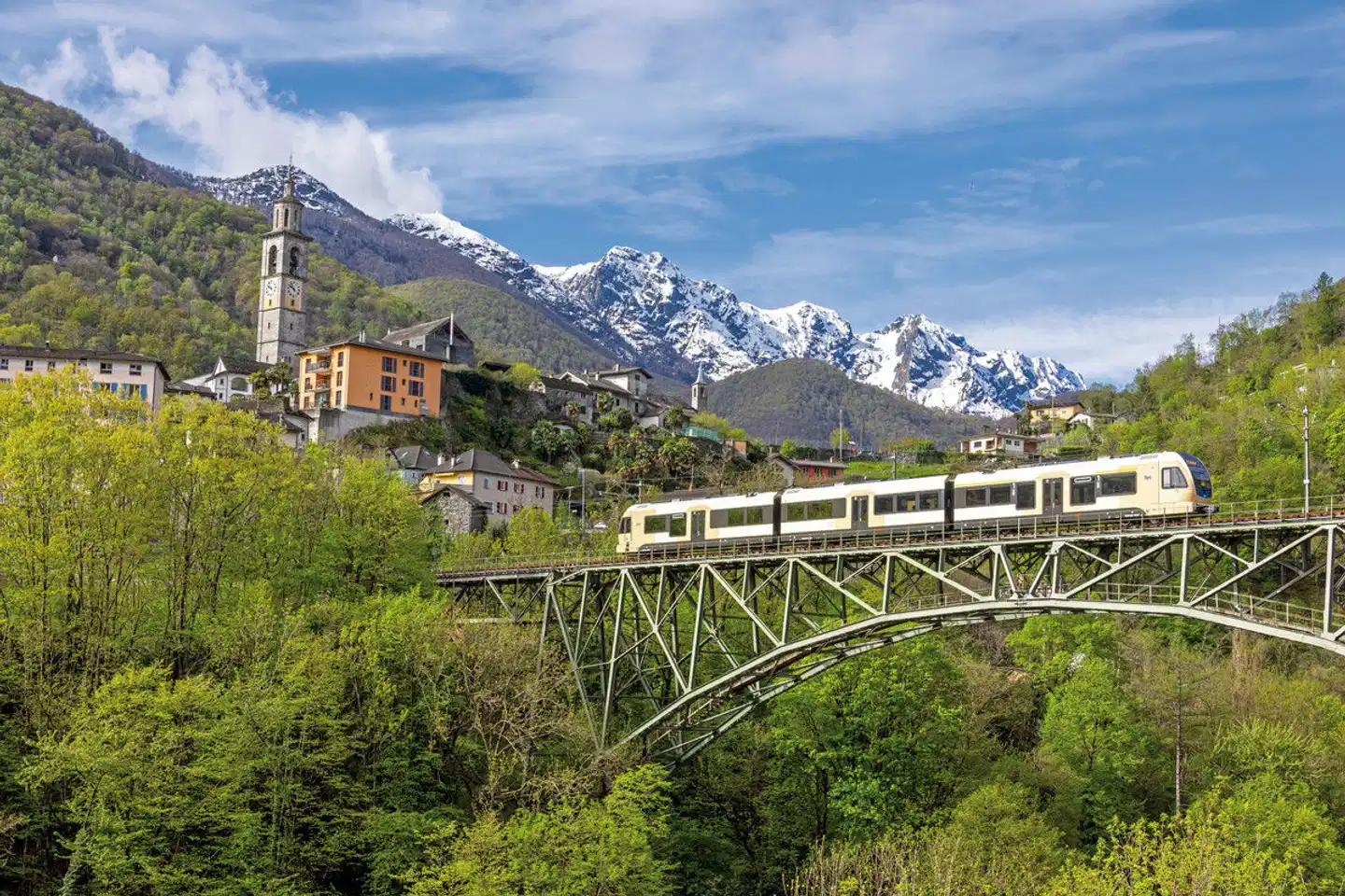 Große Bahnrundreise zwischen Alpen und Dolce Vita Landschaft