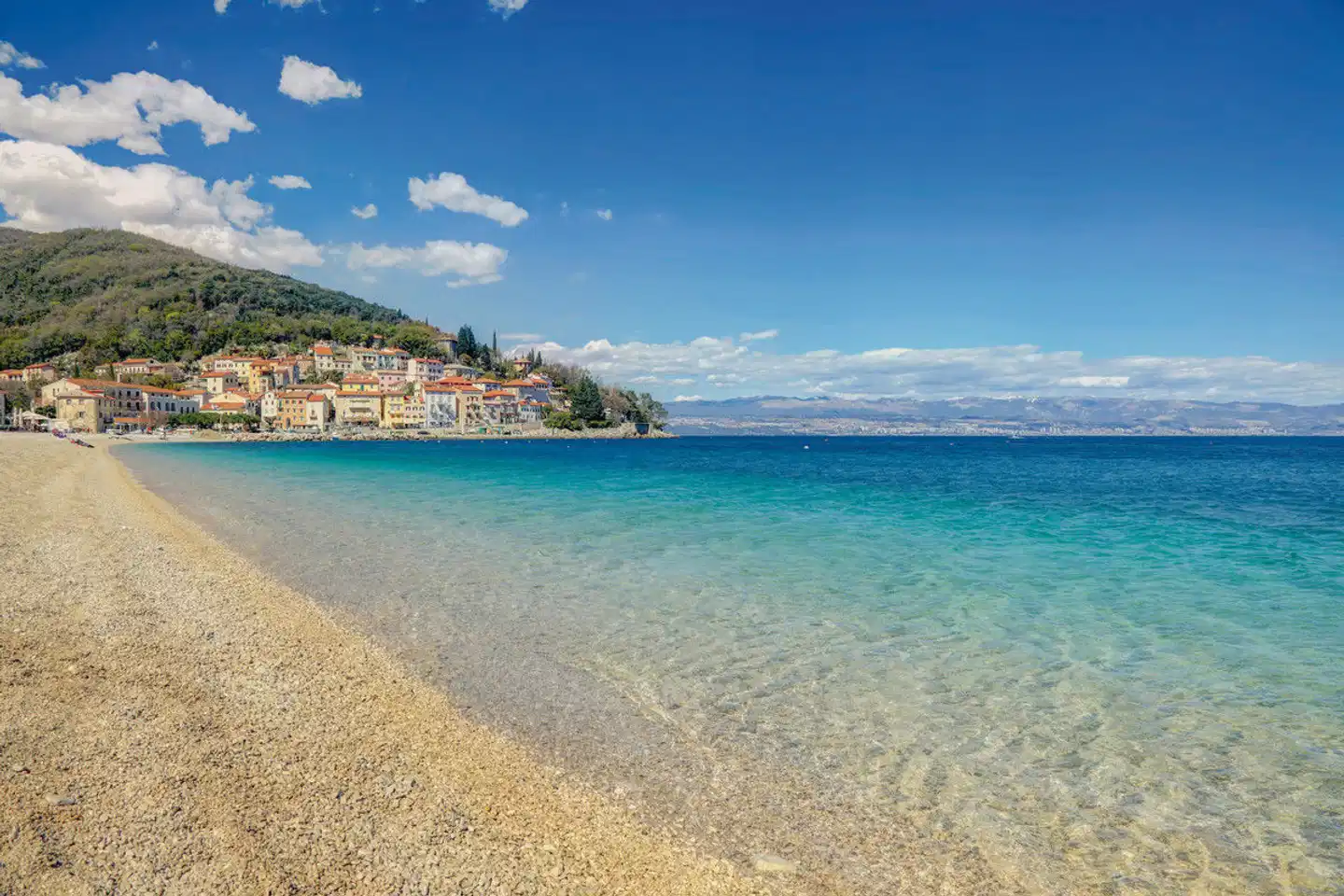 Blaue Reise Motorsegler Strand