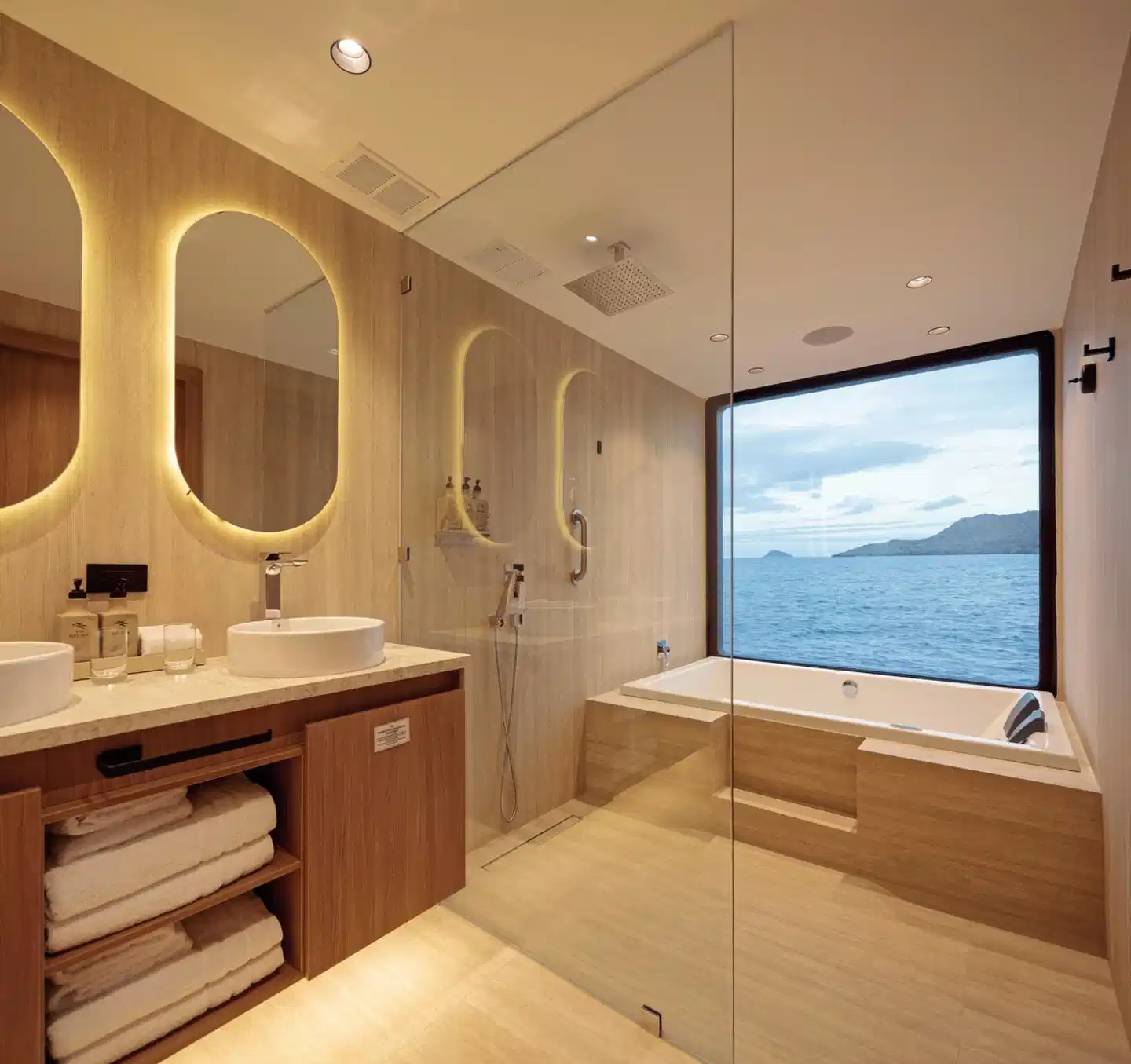 Luxus Galapagos Kreuzfahrt mit Hermes Mega Catamaran Badezimmer