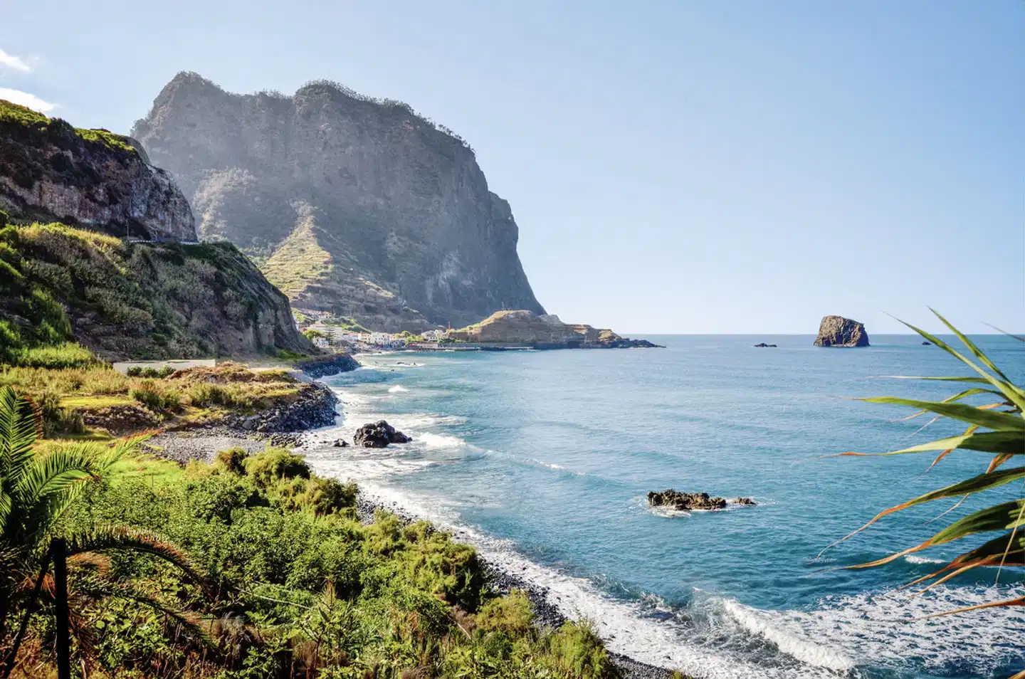 Levadas, üppige Vegetation und raue Küsten Landschaft
