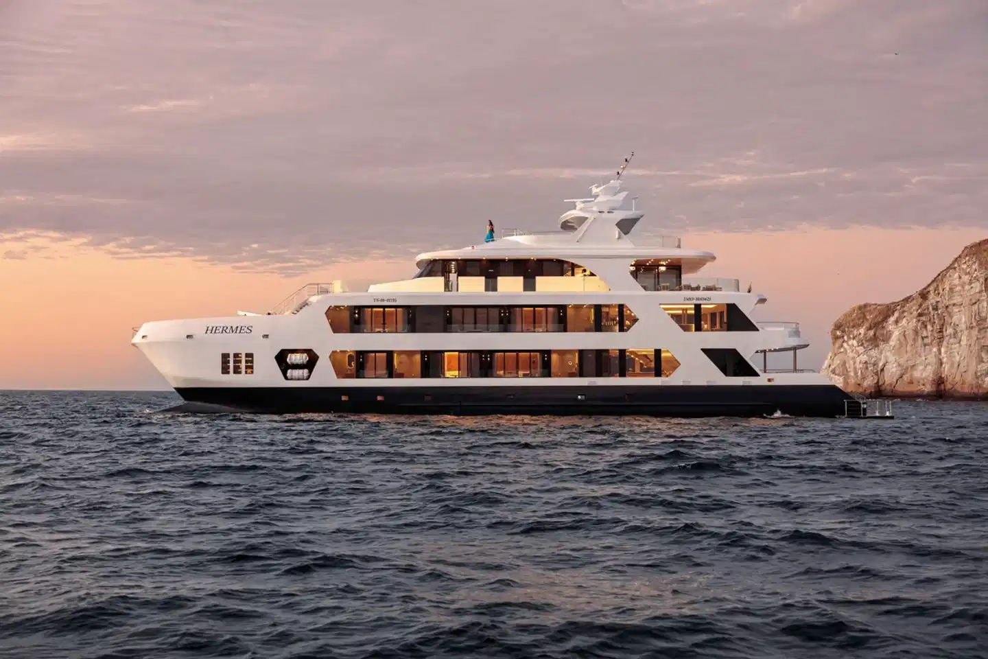 Luxus Galapagos Kreuzfahrt mit Hermes Mega Catamaran Aussenansicht