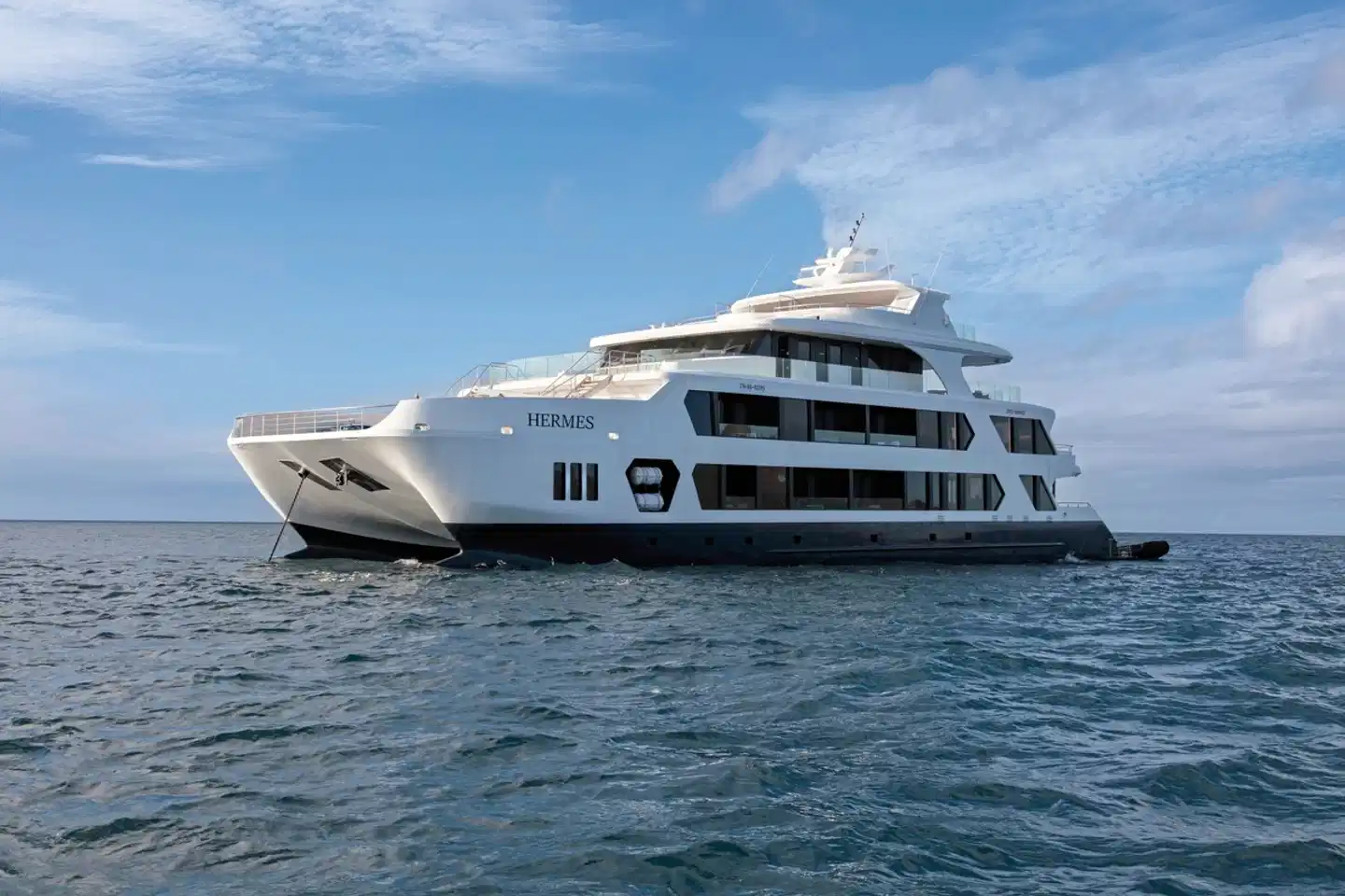Luxus Galapagos Kreuzfahrt mit Hermes Mega Catamaran Aussenansicht