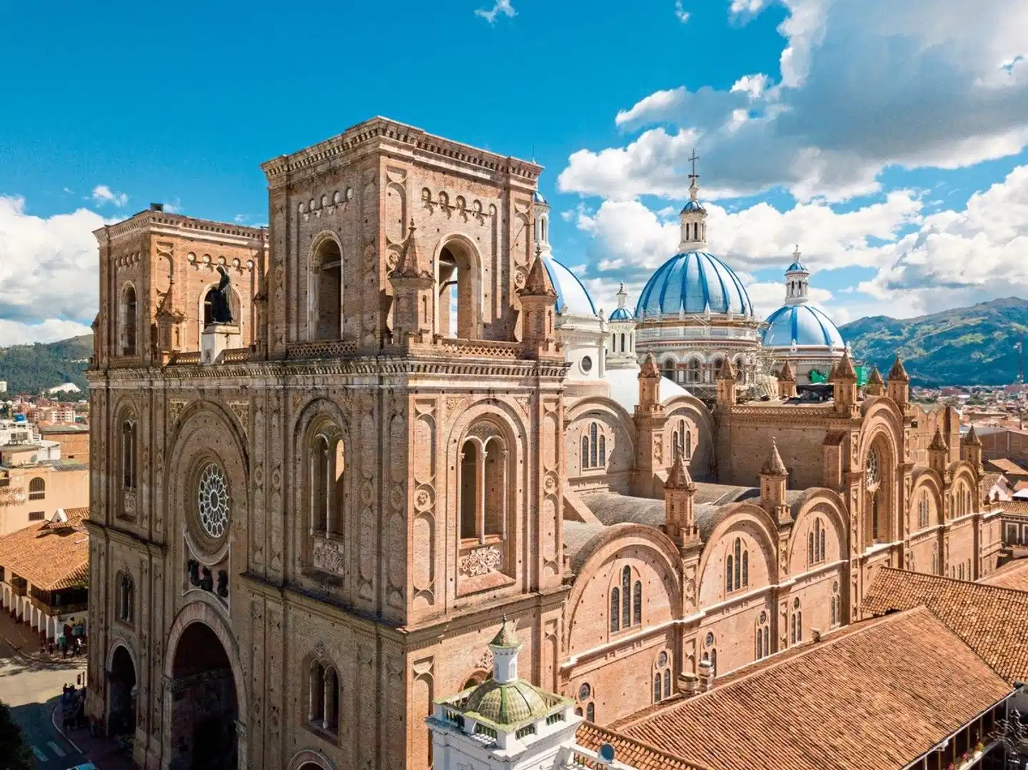 Farbenprächtiges Ecuador Aussenansicht