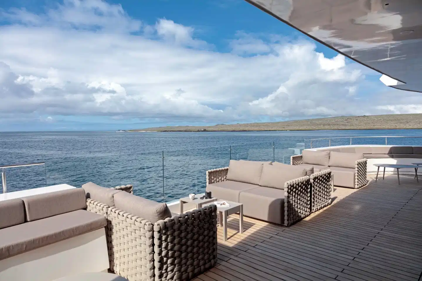 Luxus Galapagos Kreuzfahrt mit Hermes Mega Catamaran Terrasse