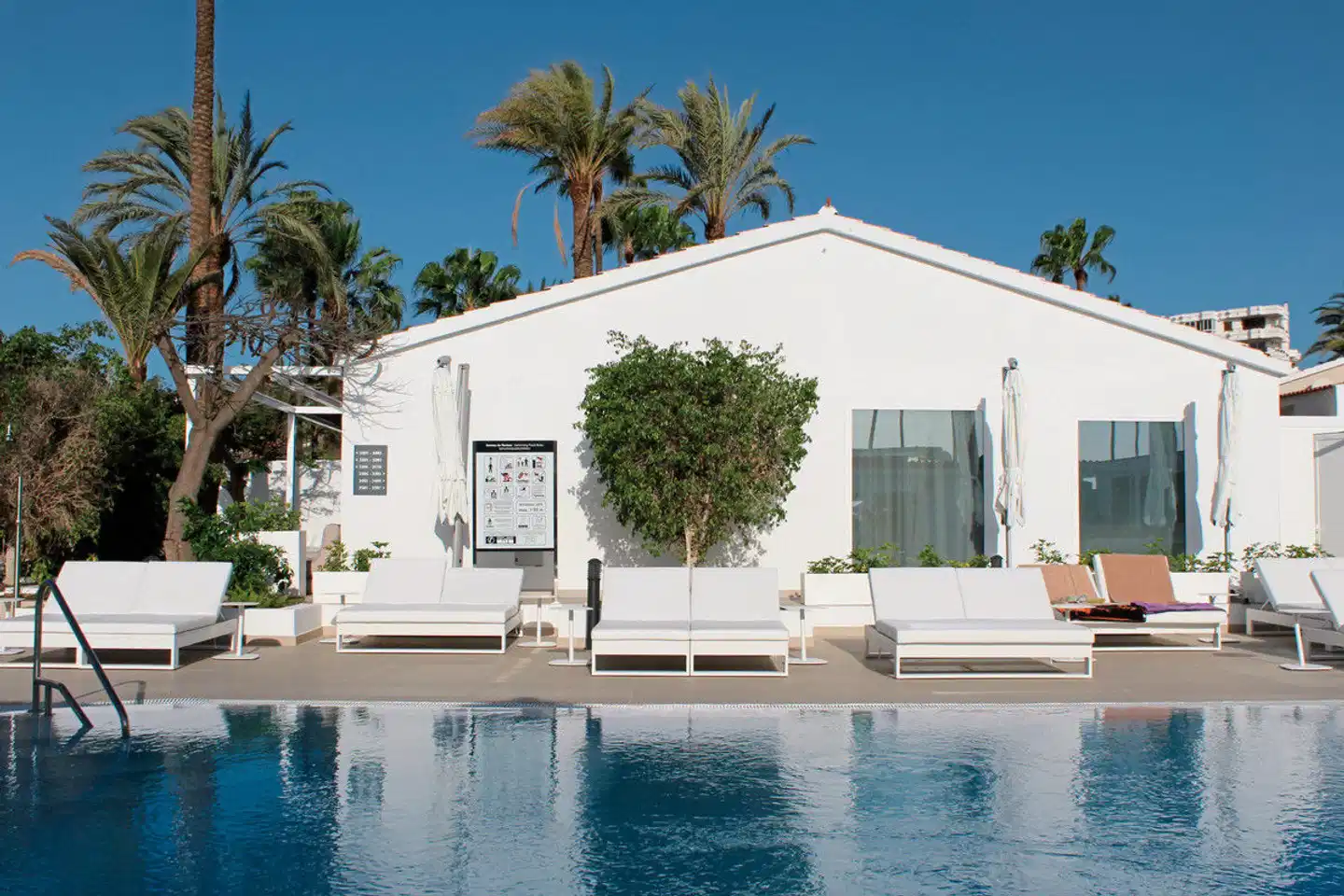 HL Miraflor Suites Pool