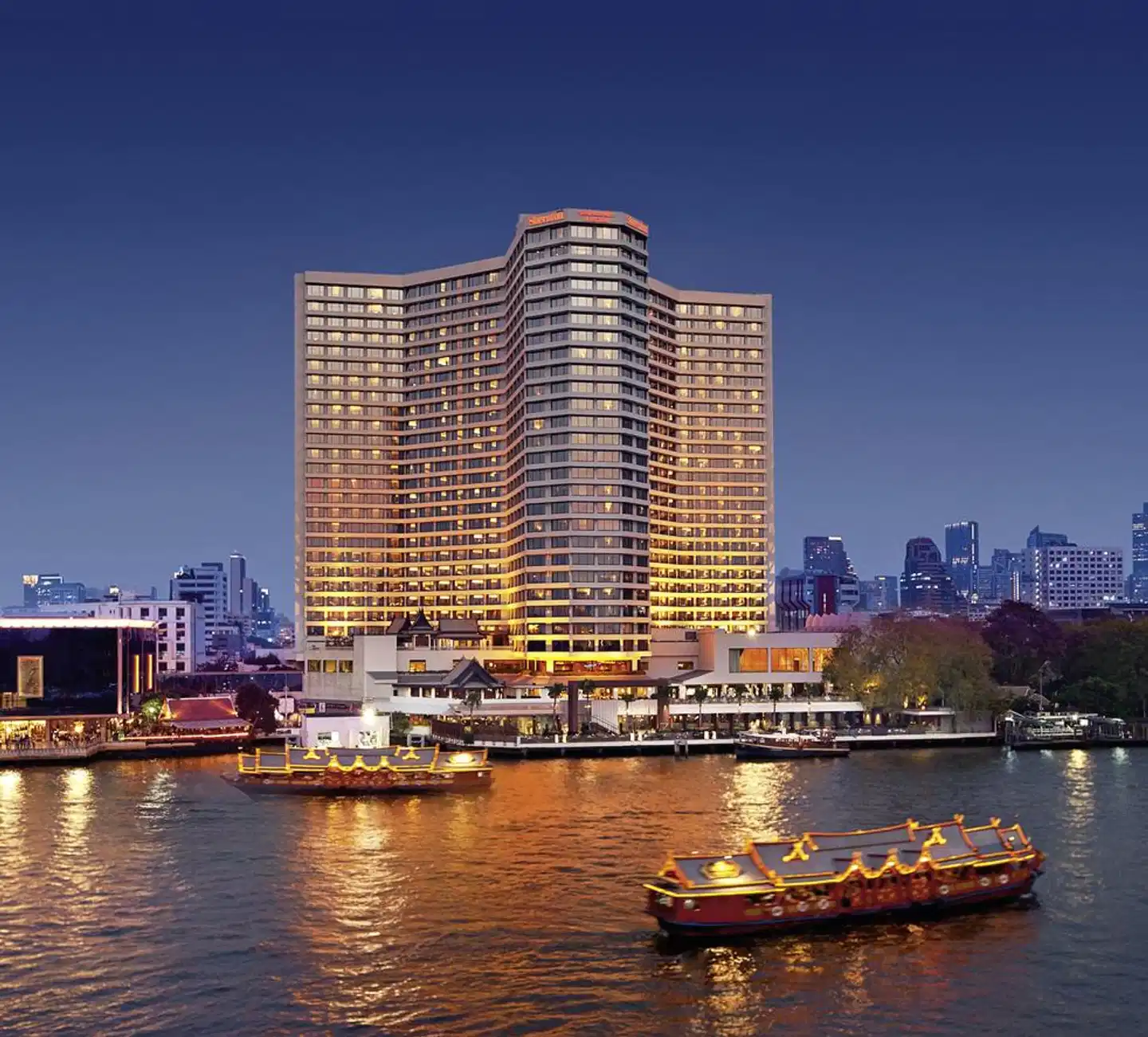 Royal Orchid Sheraton Hotel & Towers Aussenansicht