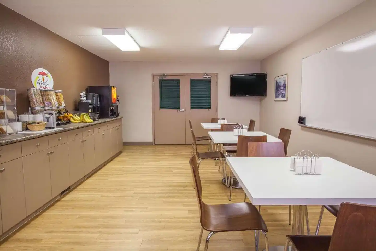 Super 8 by Wyndham Meadow Lake Bar