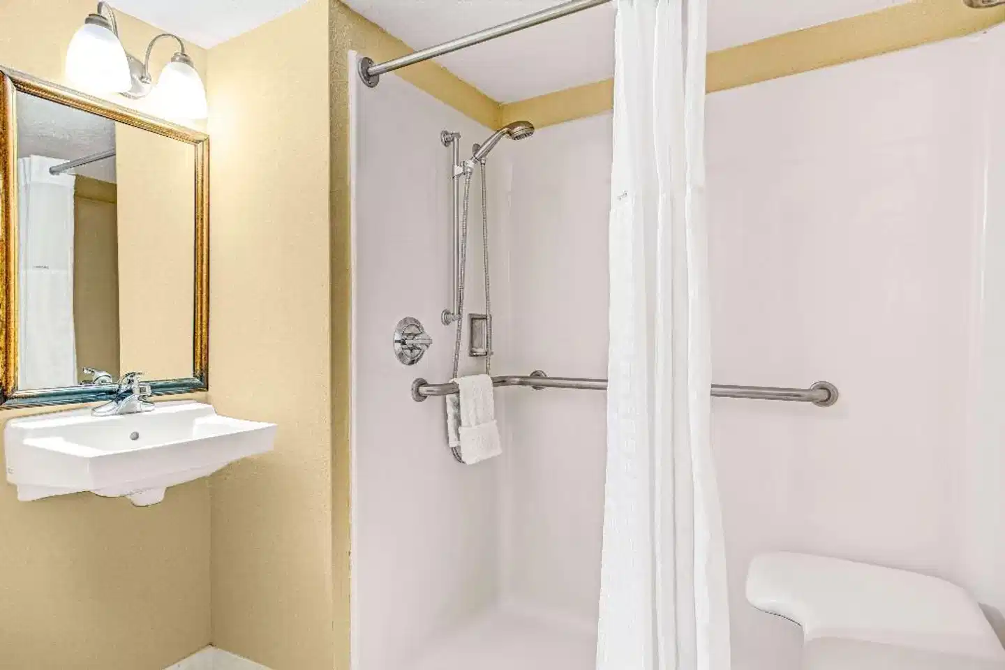 Days Inn by Wyndham Orlando Near Millenia Mall Badezimmer