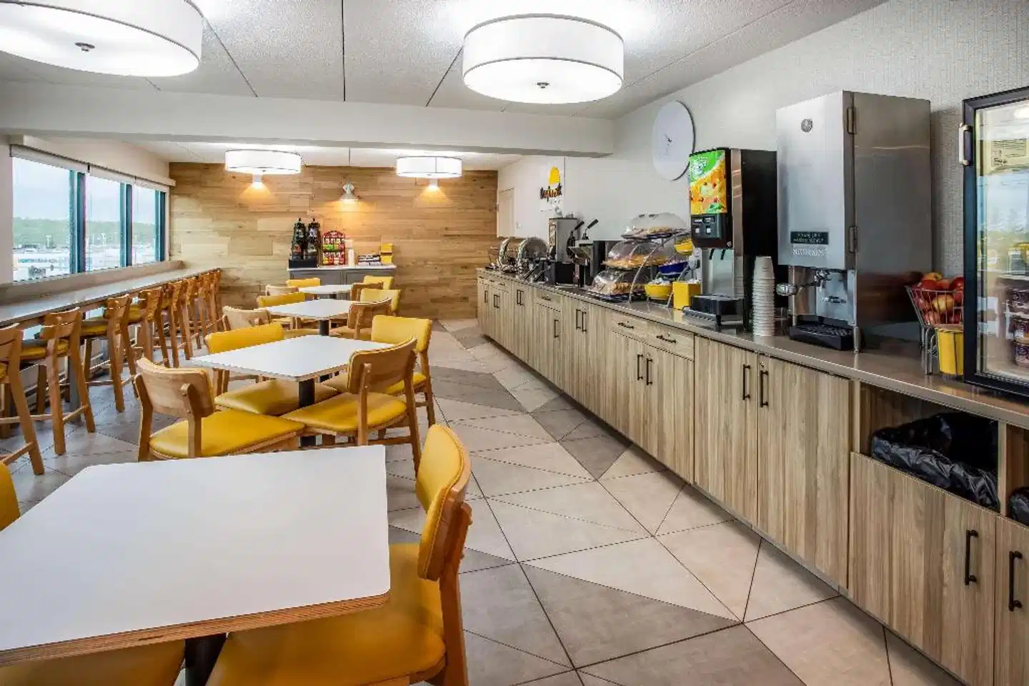 Days Inn & Suites by Wyndham Duluth by the Mall Bar