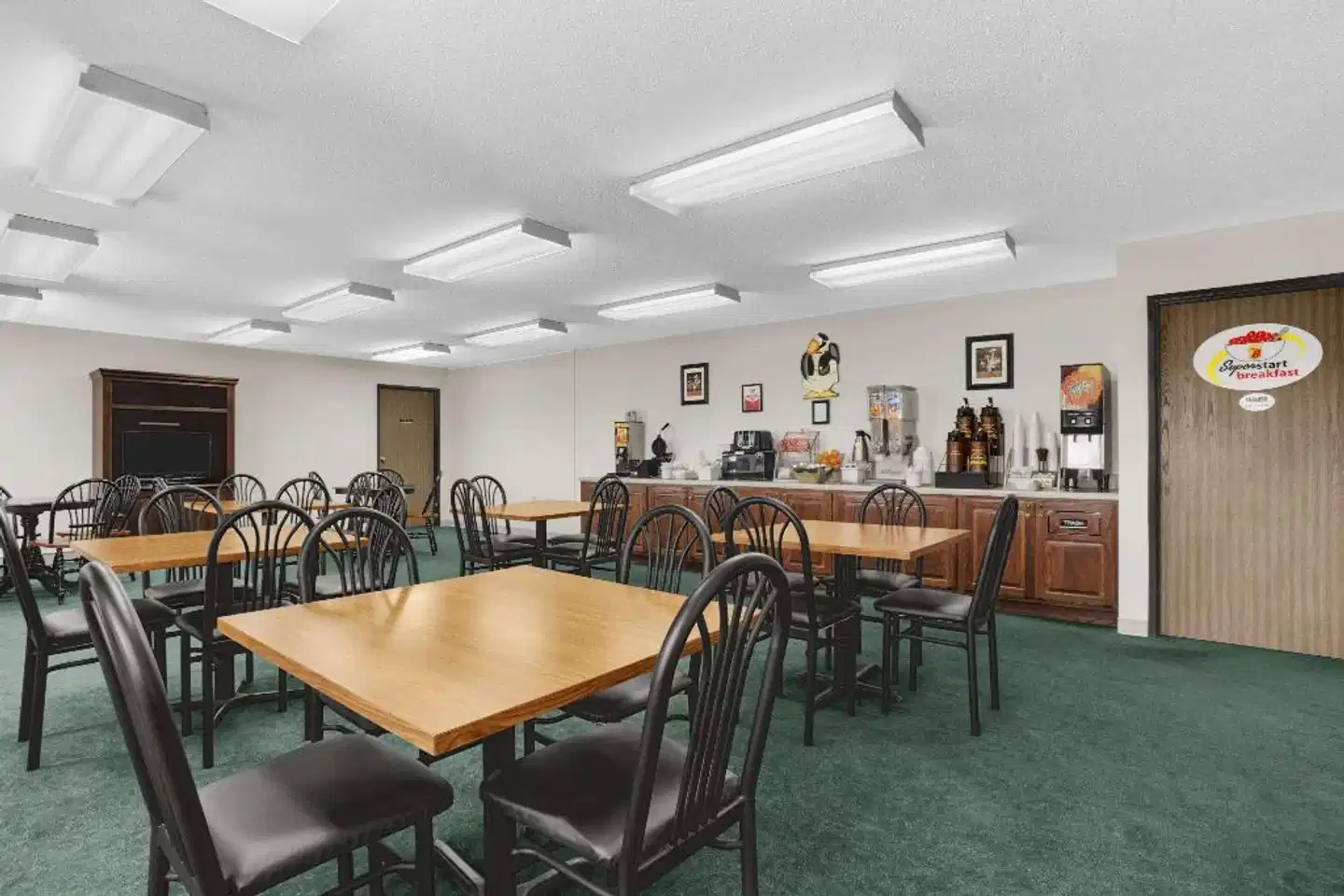 Super 8 by Wyndham Washington Bar