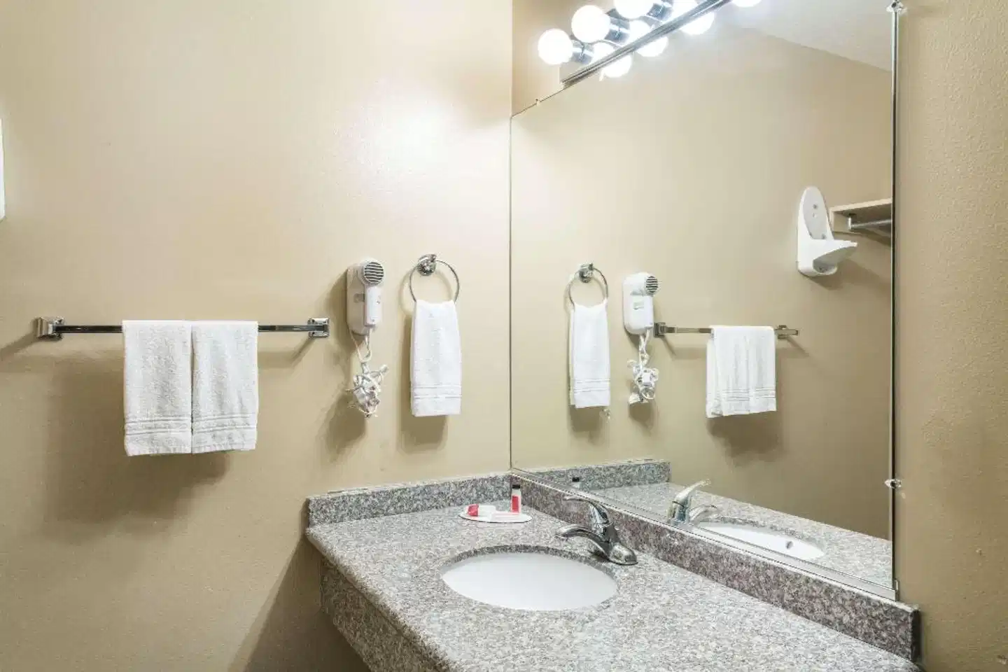 Super 8 by Wyndham Hurricane Zion National Park Badezimmer