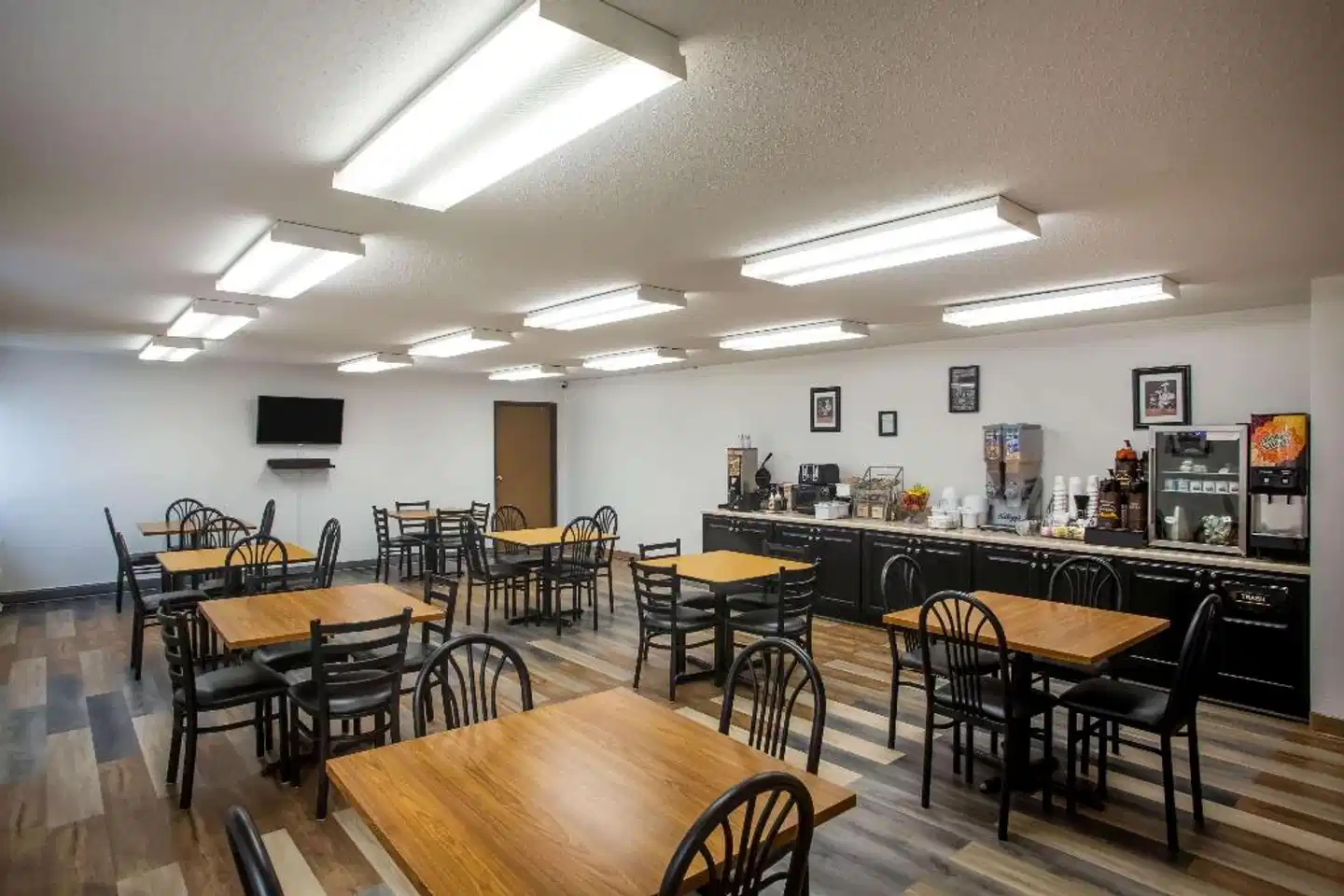 Super 8 by Wyndham Washington Bar