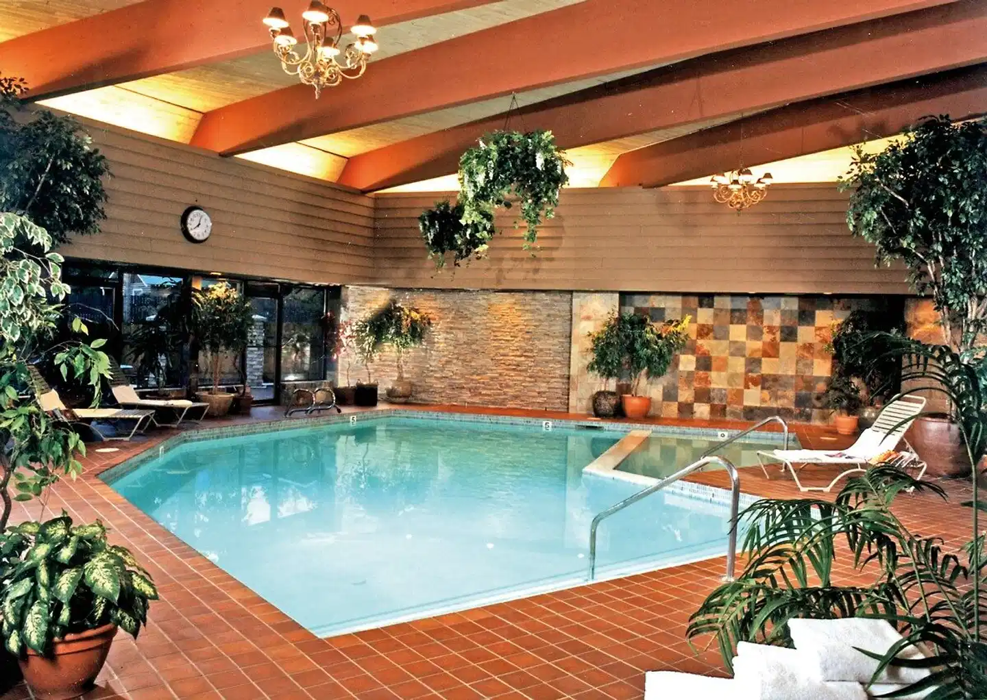 The Jasper Inn & Suites by INNHotels Hallenbad