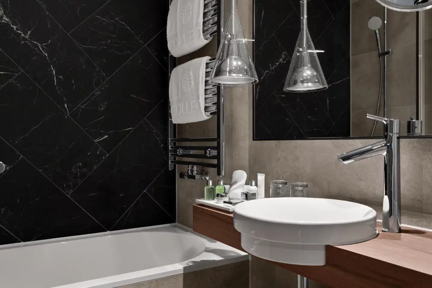 NH Collection Amsterdam Flower Market Badezimmer