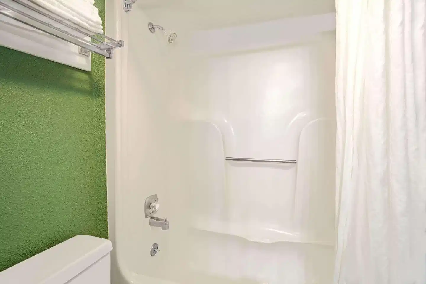 Super 8 by Wyndham Denver Stapleton Badezimmer