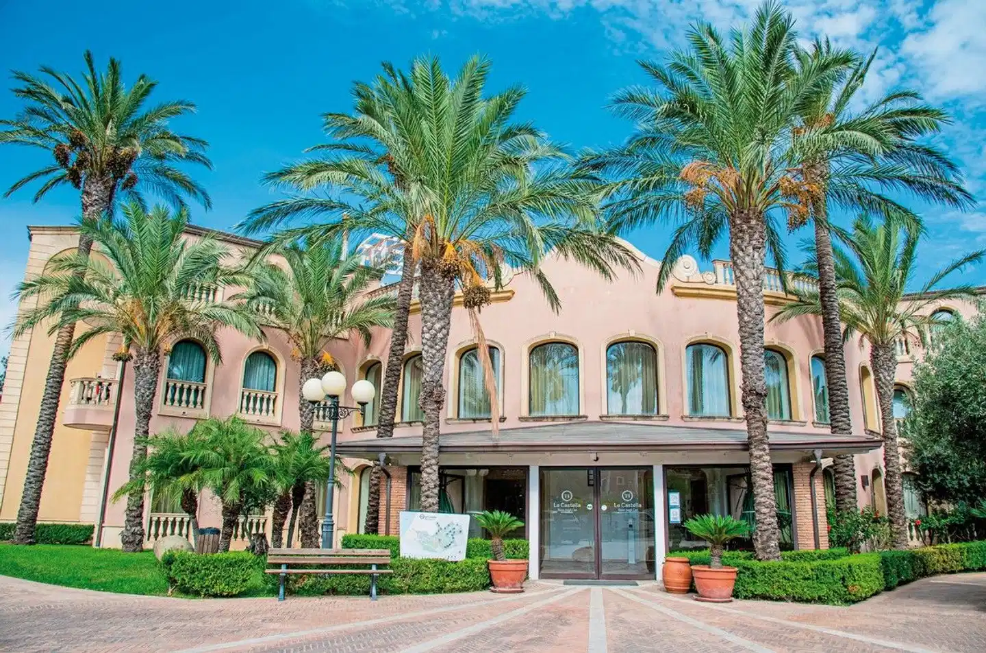 TH Le Castella Baia degli Dei Aussenansicht