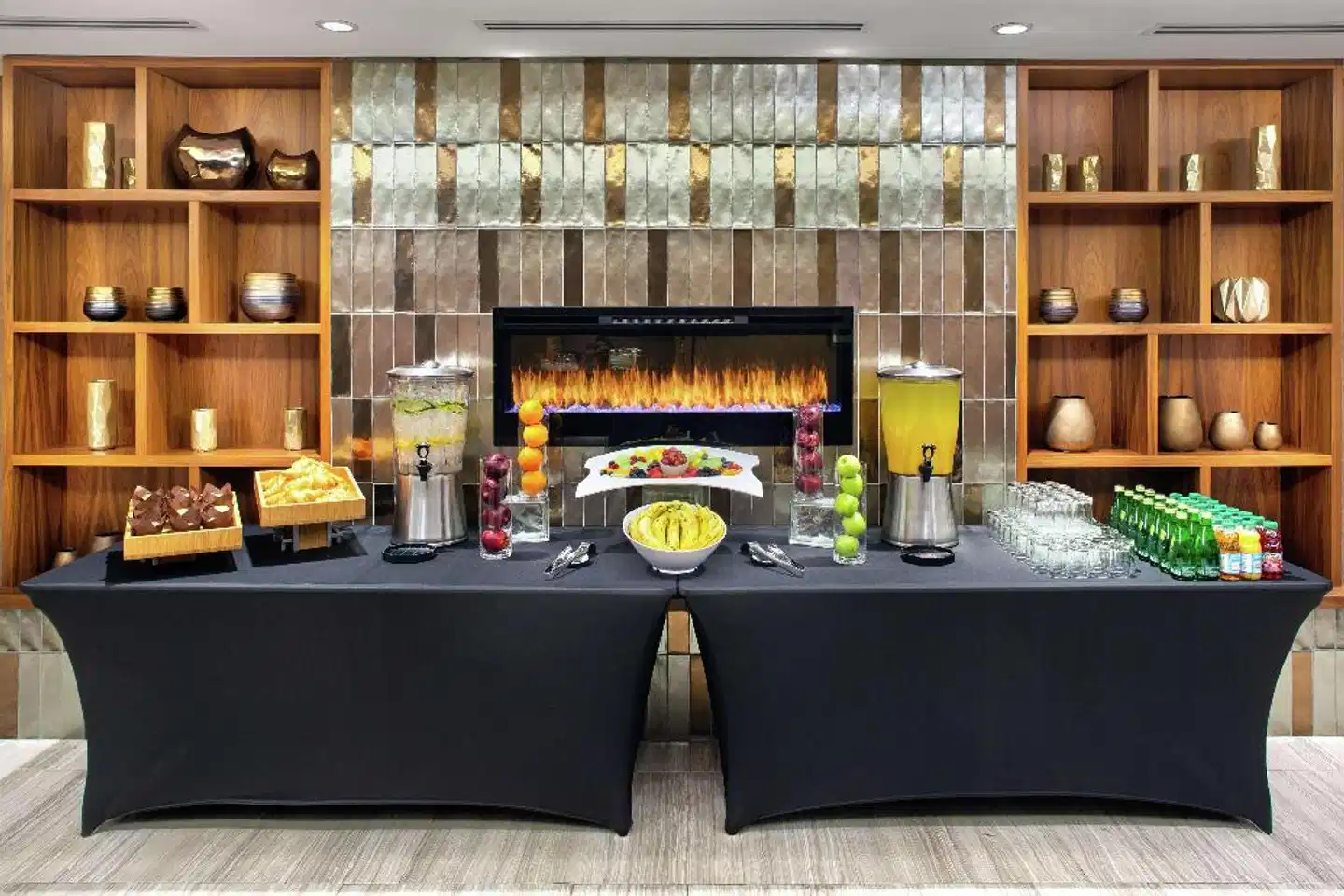 DoubleTree by Hilton Toronto Airport Lobby