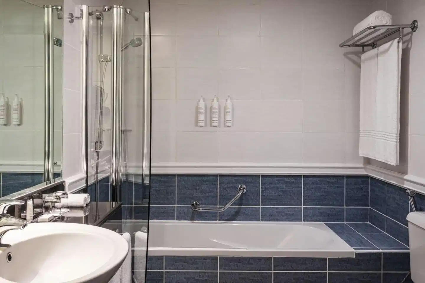 Dubai Marriott Harbour Hotel & Suites Badezimmer