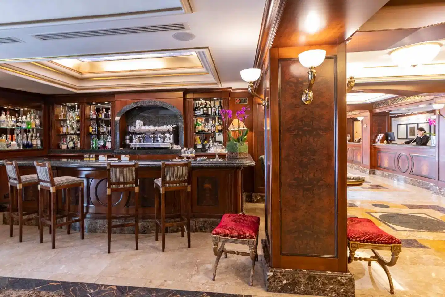 River Chateau Hotel Bar