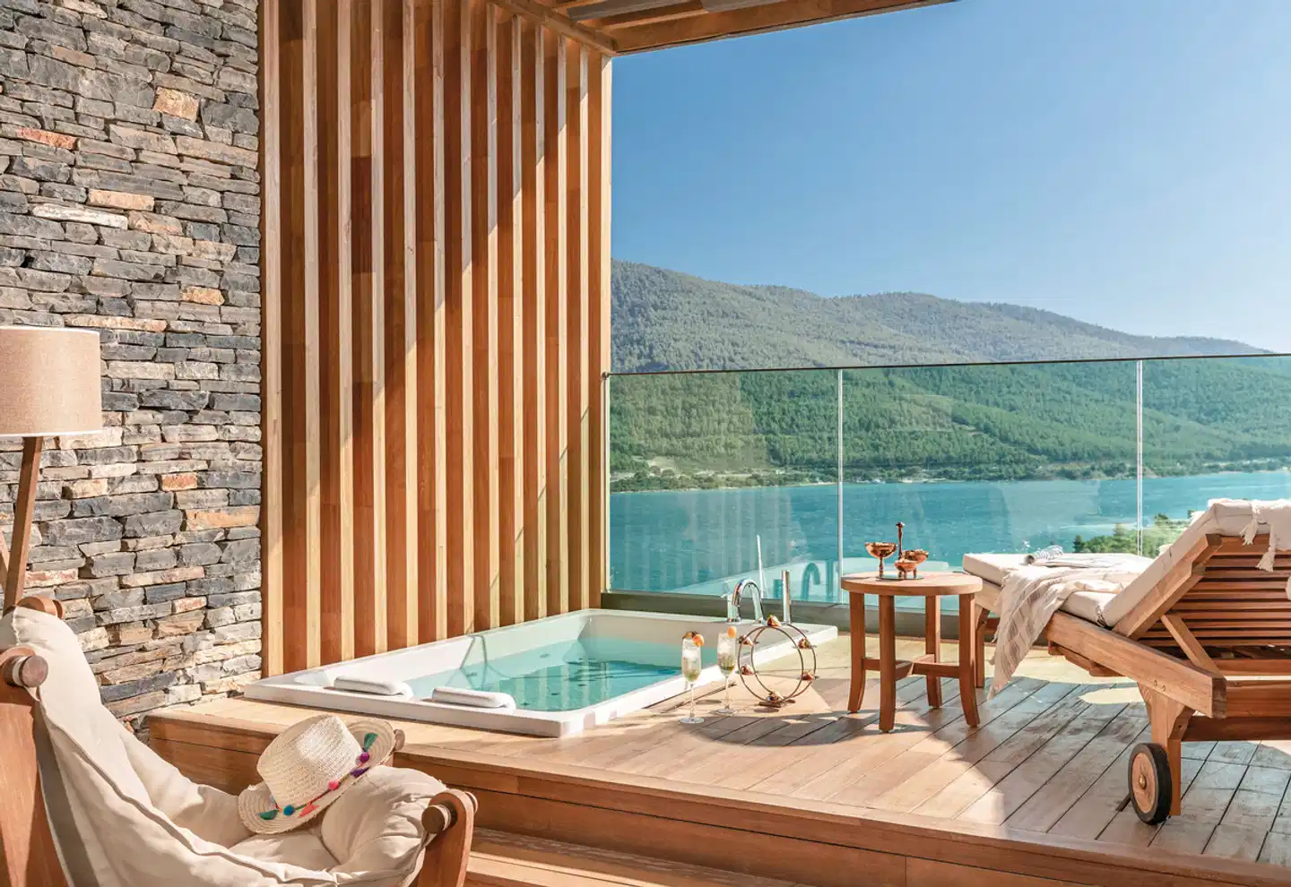 Lujo Art & Joy Restaurant