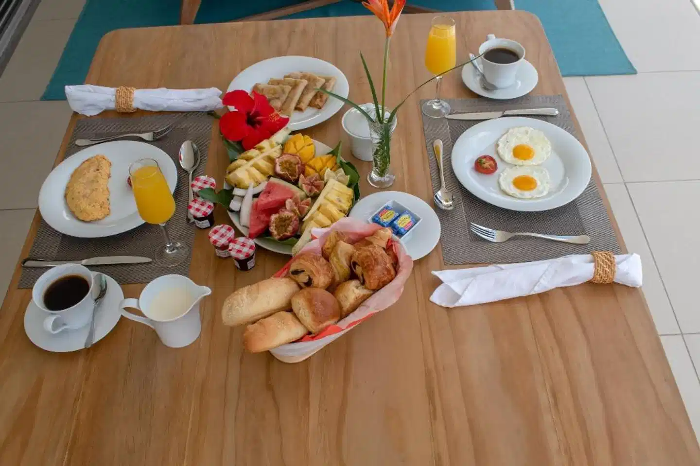 Les Estivales Beachfront Suites & Penthouses by LOV Restaurant