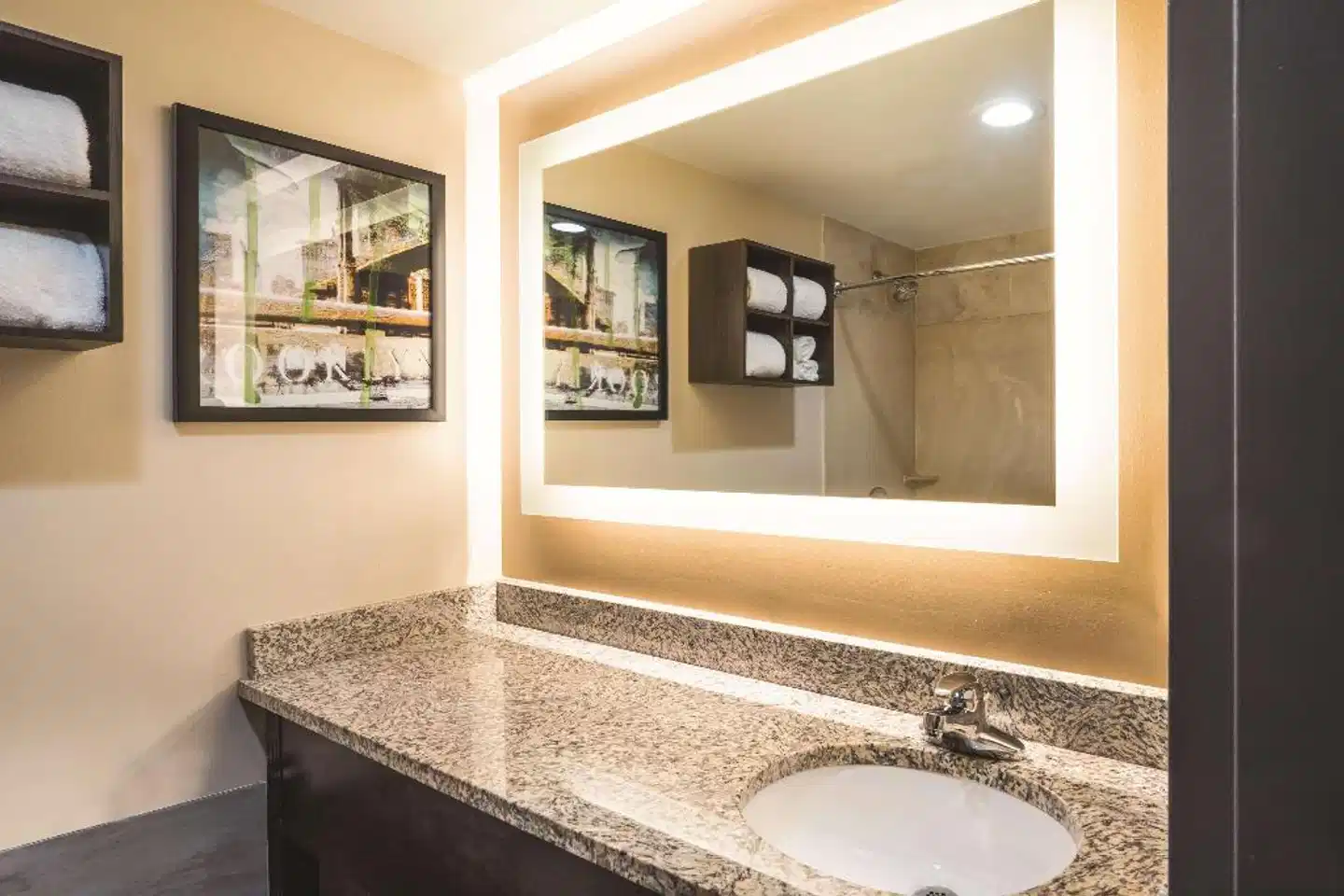 La Quinta Inn & Suites by Wyndham Brooklyn Downtown Badezimmer