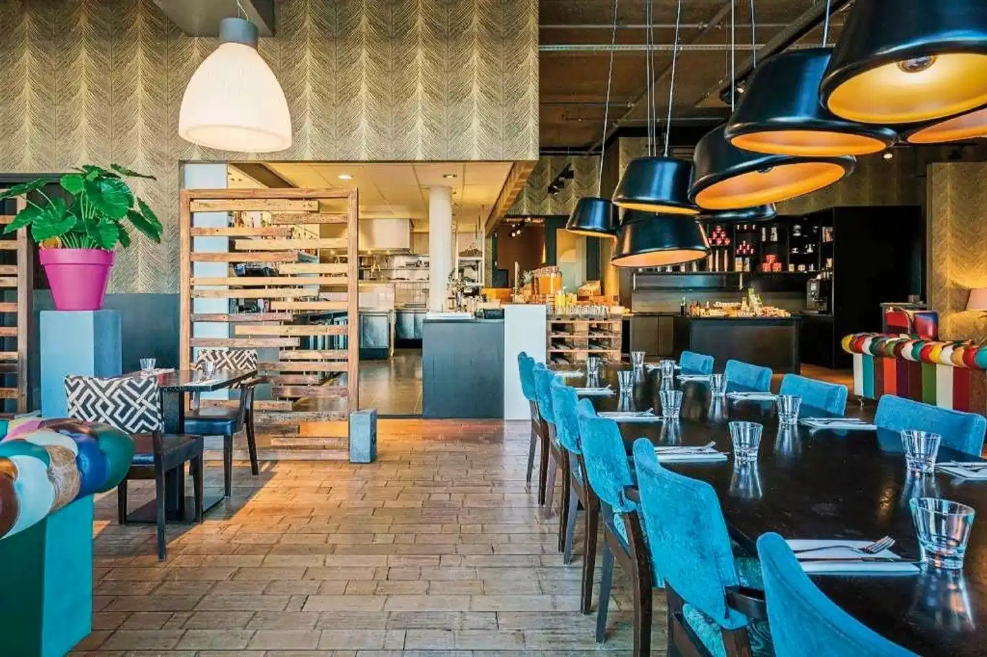 DoubleTree by Hilton Amsterdam-NDSM Wharf Bar