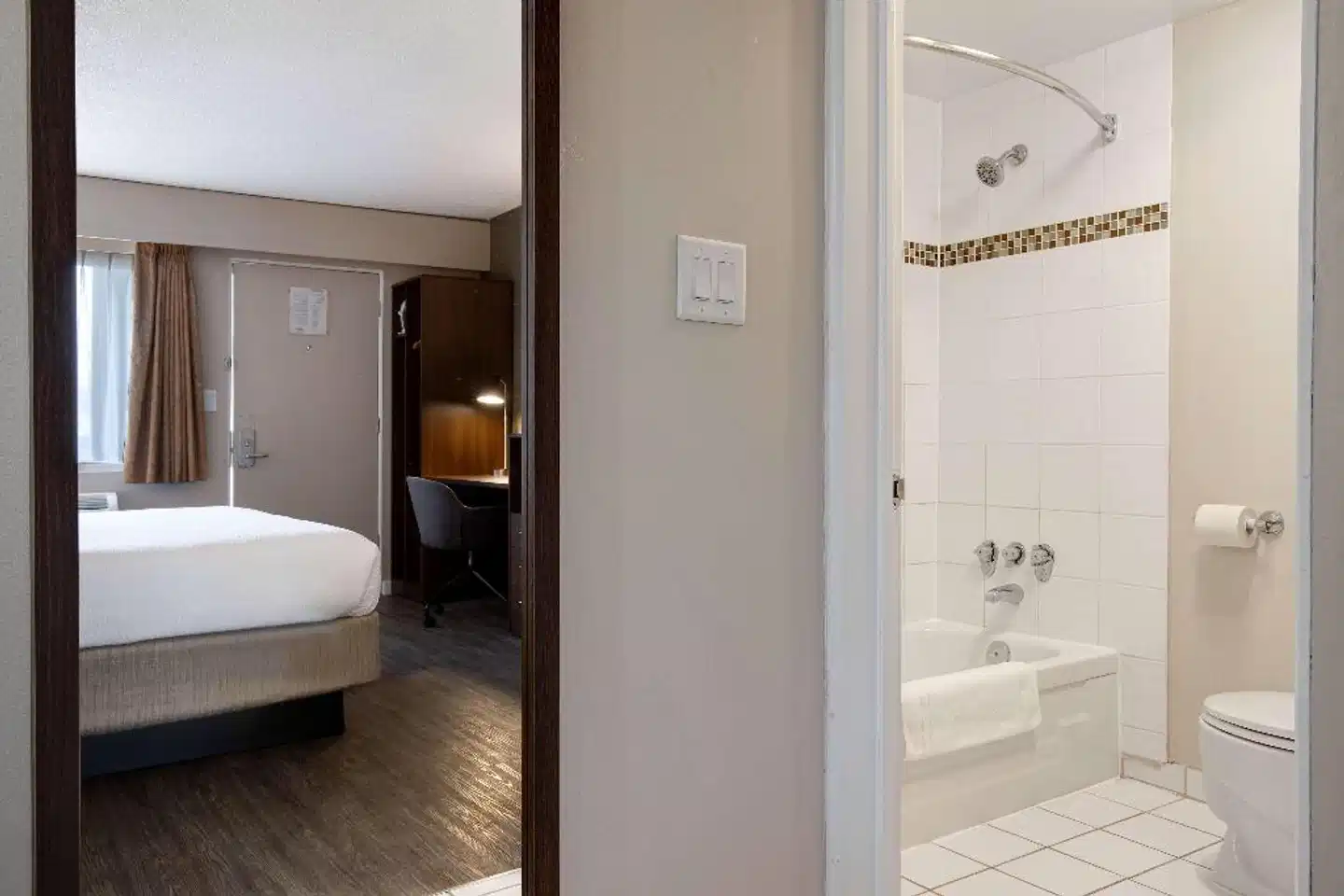 Days Inn by Wyndham Victoria Uptown Badezimmer