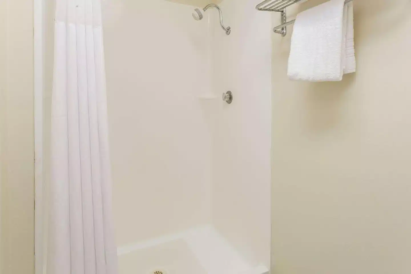 Days Inn by Wyndham Modesto Badezimmer