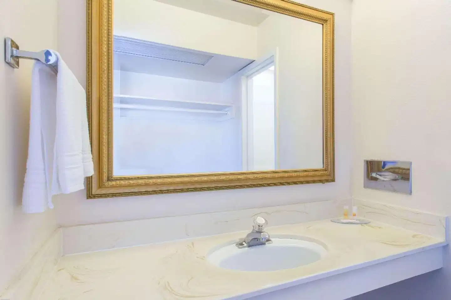 Days Inn by Wyndham Modesto Badezimmer